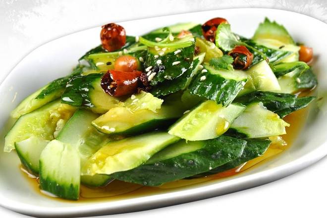 F07 Baby Cucumber with Garlic Sauce 蒜泥拍黄瓜